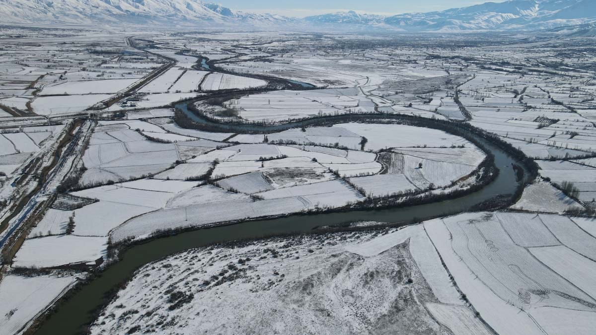 Karasu Nehri'nin menderesleri beyaza büründü
