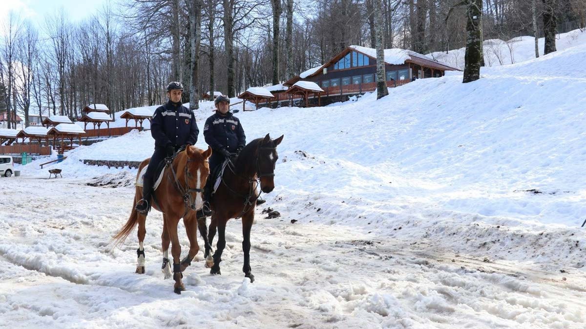 Kartepe'de atlı jandarma timleri göreve başladı