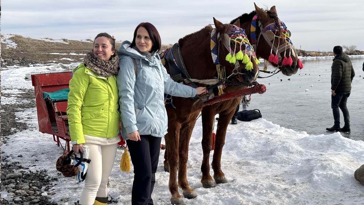 Çıldır Gölü'nde atlı kızak heyecanı