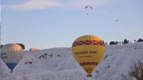 Pamukkale'de sıcak hava balonundan paraşüt atlayışı heyecanı