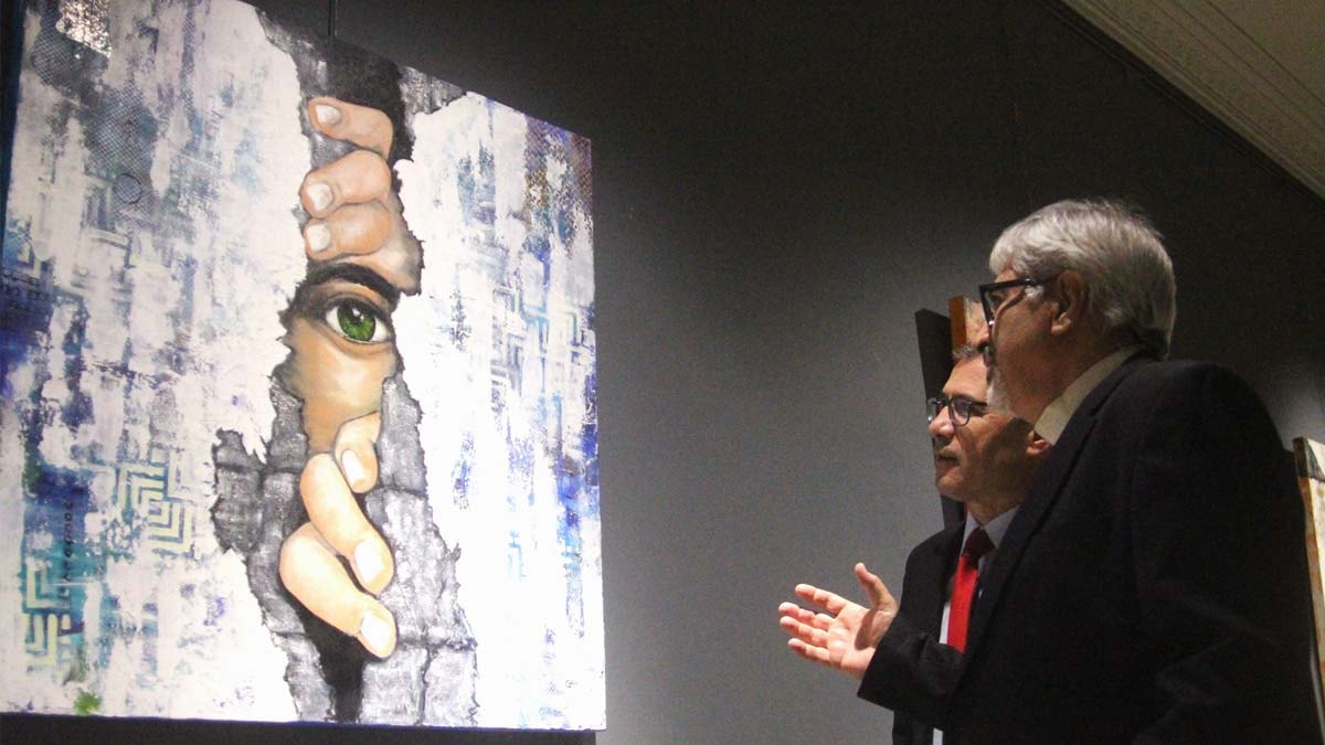 Depremin izlerini taşıyan resimler Mersin'de sergileniyor