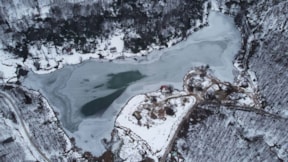 Keremali Gölü'nde buz tutan manzara görenleri büyüledi
