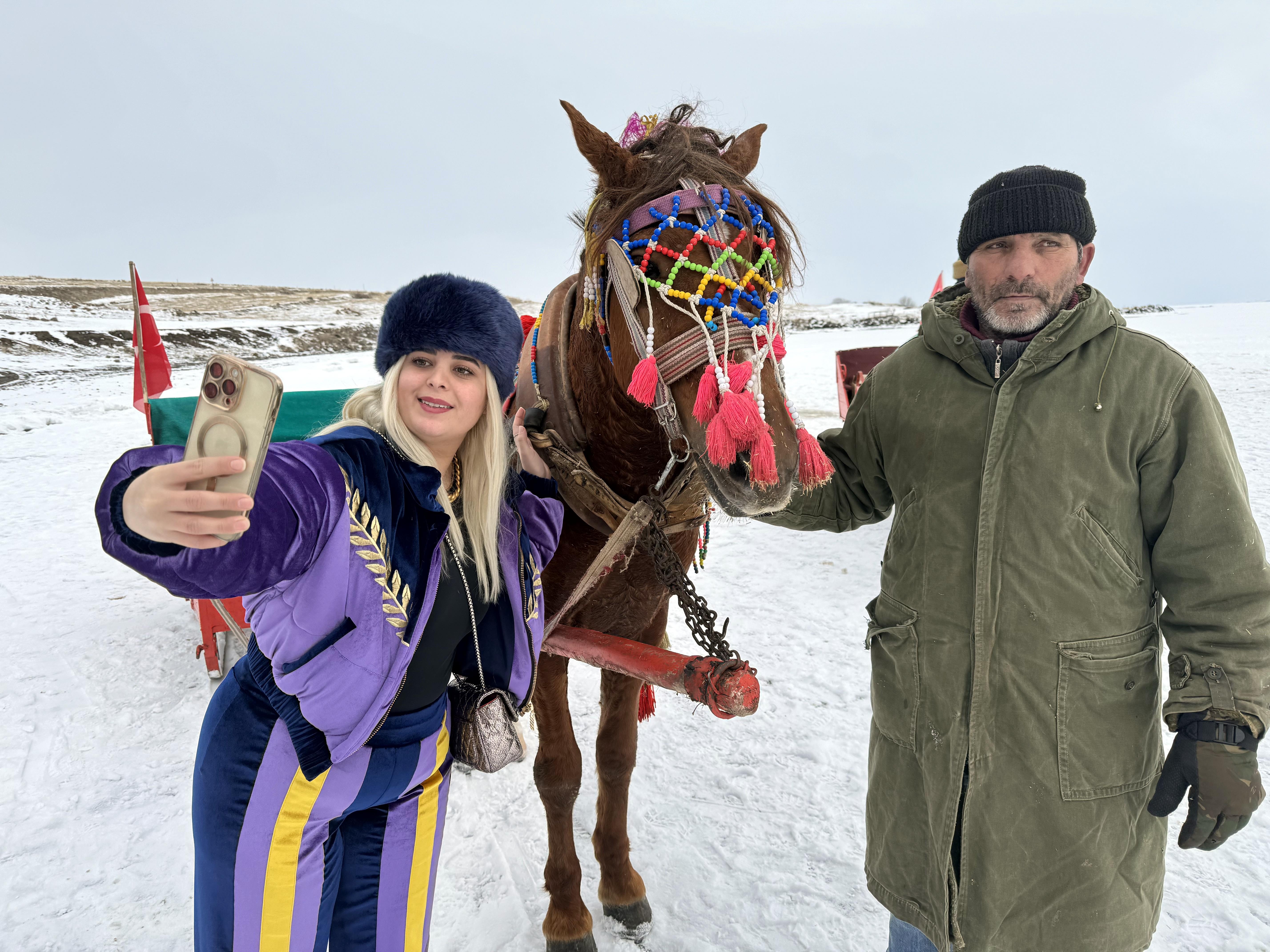 Donan Çıldır Gölü'ne ziyaretçi akını