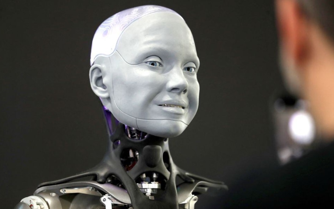 Yapay zeka robotu kontrolden çıktı, küfürler havada uçuştu