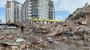 Depremde yıkılan evlerin mesulü olarak fırıncıyı göstermişler