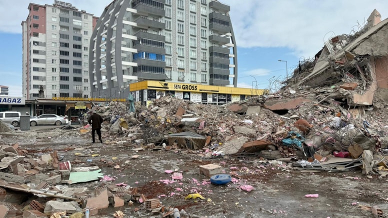 Depremde yıkılan apartmanlara fenni mesul olarak fırıncıyı göstermişler