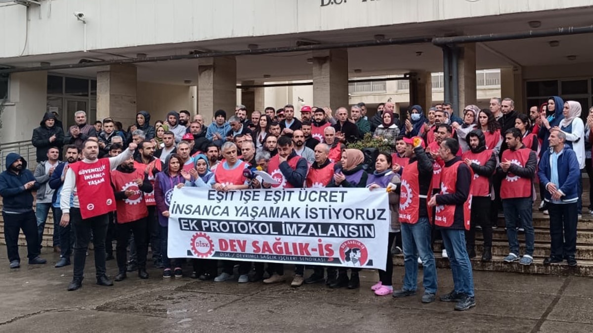 Sağlık çalışanları çalışma koşullarını protesto etti