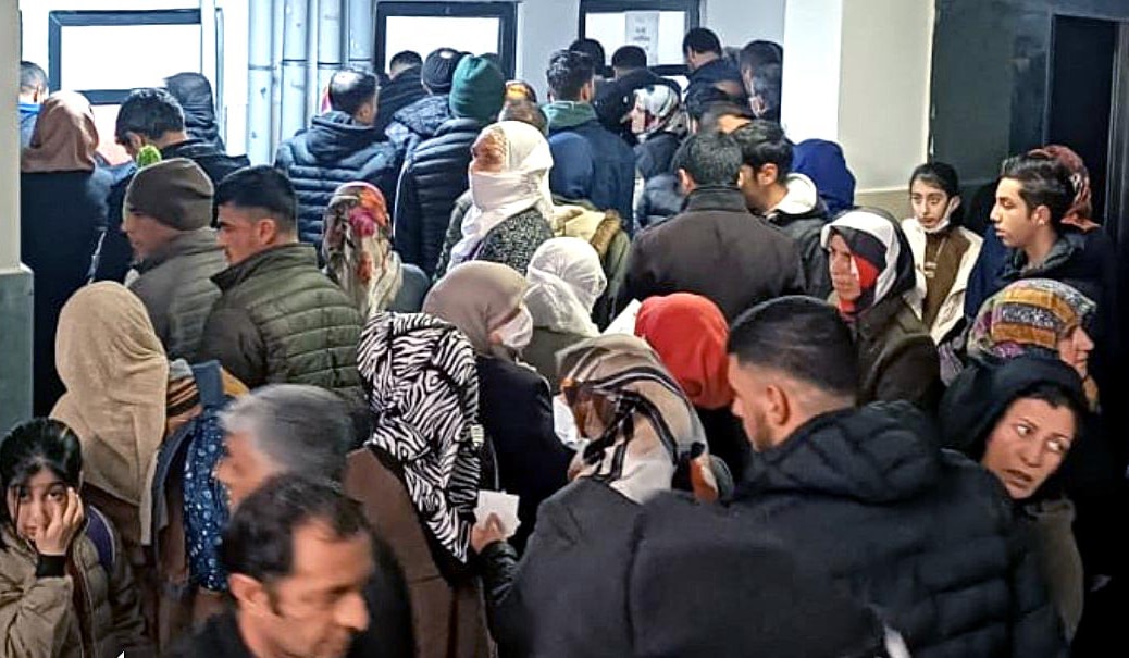 Sağlıkta devrimin fotoğrafı! Muayene değil sıra alma kuyruğu...