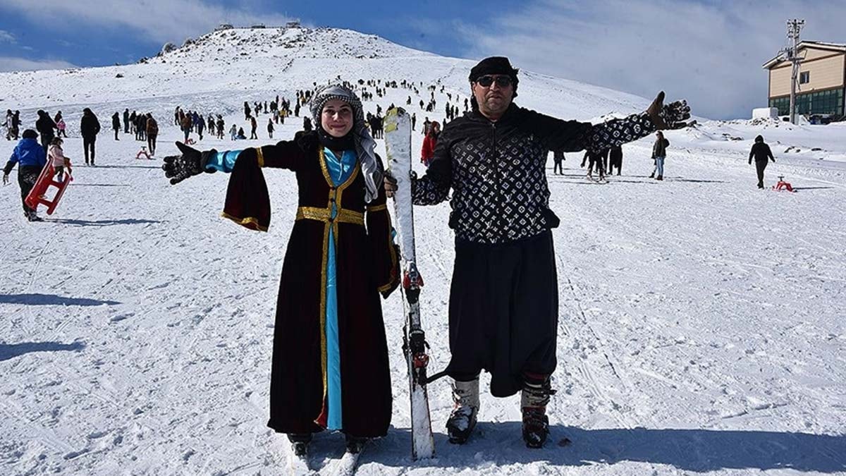 Şalvarlı ve fistanlı kayakçılar pistlere renk kattı
