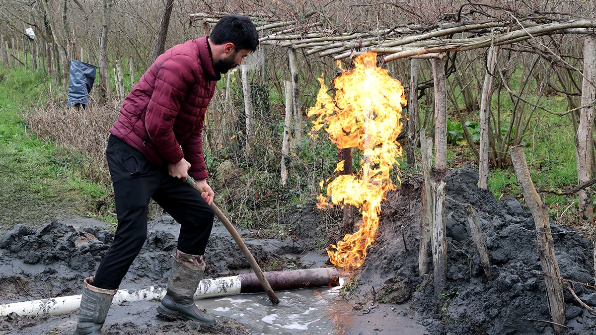 Su ararken buldu, alev alev yanıyor