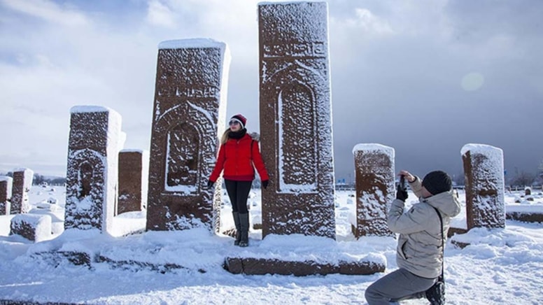 Ahlat Selçuklu Mezarlığı karla kaplandı: Ziyaretçi ilgisi arttı