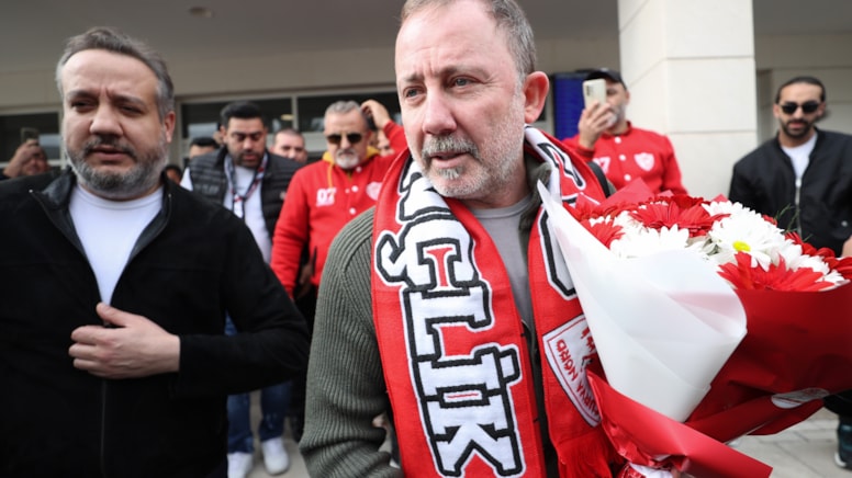 Antalyaspor'un anlaştığı teknik direktör Sergen Yalçın, Antalya'ya geldi