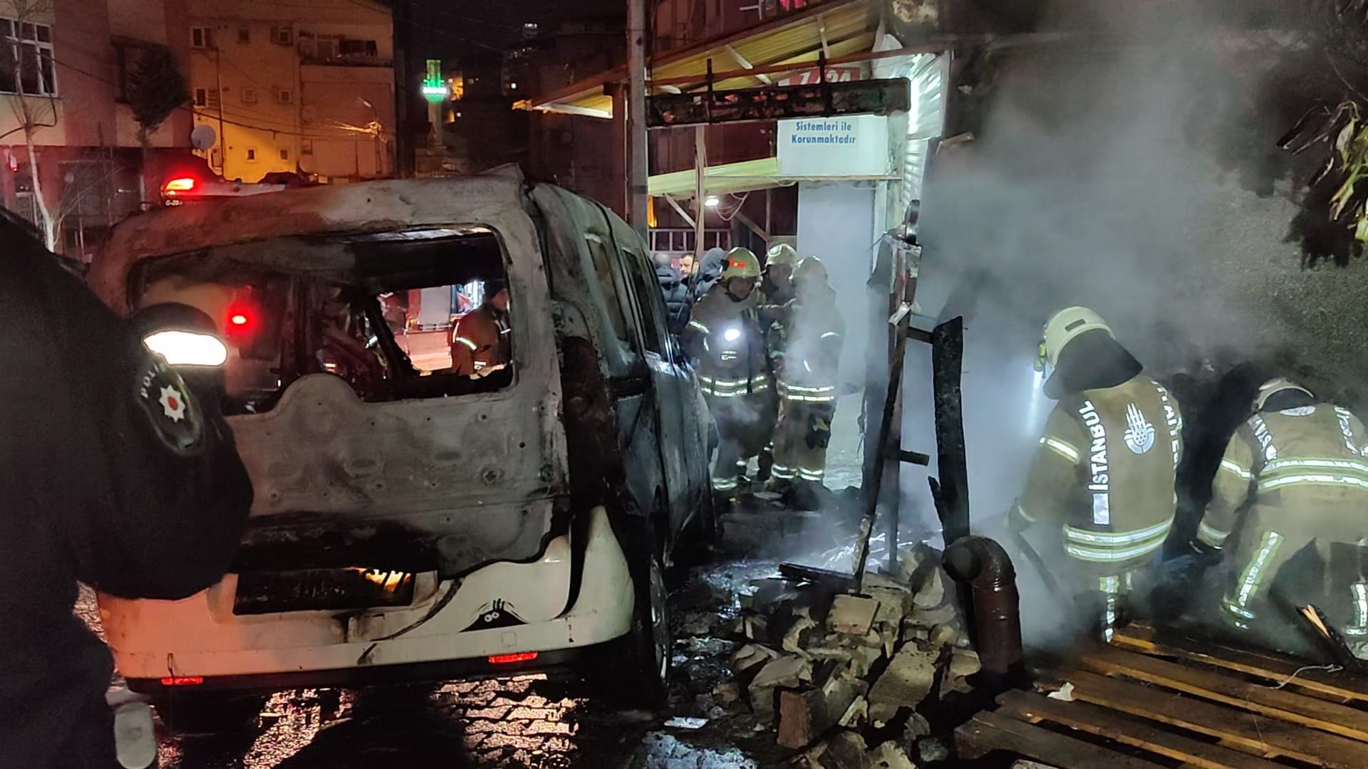 Şişli’de barakada başlayan yangın park halindeki araca sıçradı