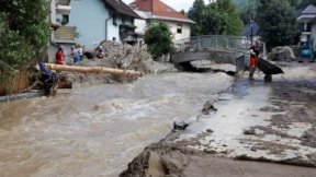 Slovenya'da yağışlar hayatı felç etti, insanlar mağarada mahsur kaldı