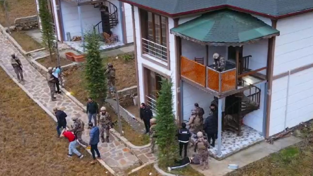 Polisi görünce sobaya attılar ama...