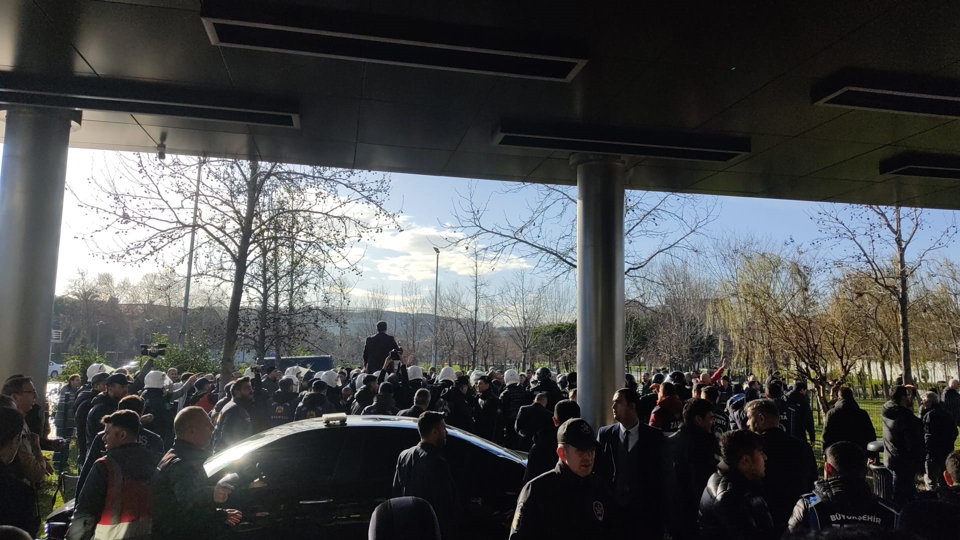 UKOME toplantısı sonrası taksicilerden taşlı-sopalı saldırı