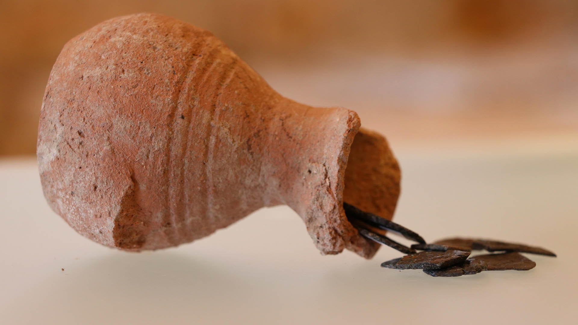 Testinin içinden 1400 yıllık sikkeler çıktı