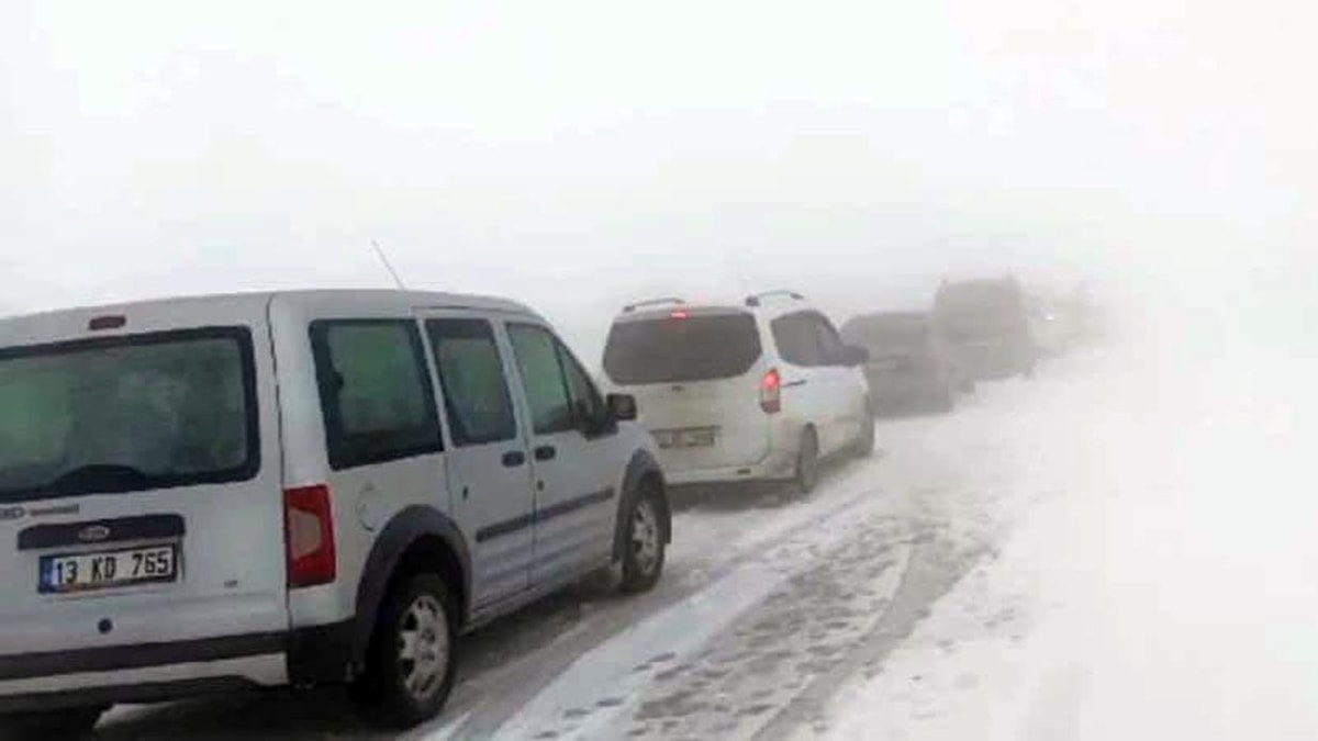 Tipi etkili oldu, 70 kişi araçlarda mahsur kaldı