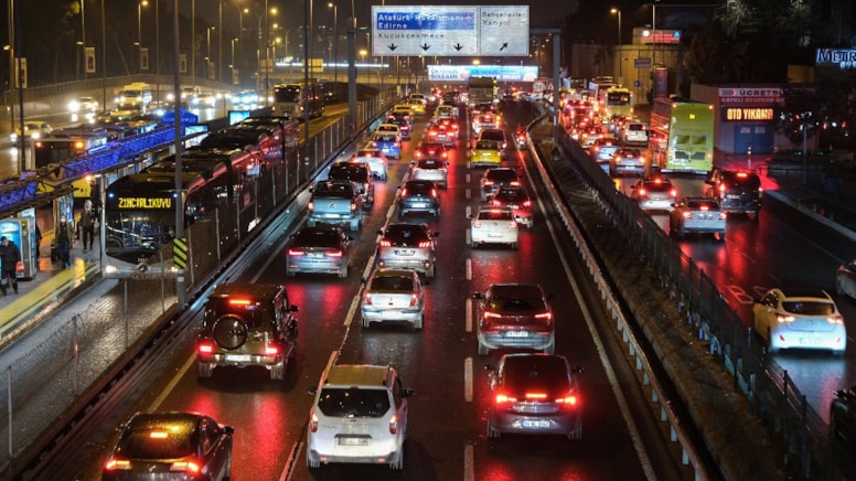 İstanbul'da trafik akşam saatlerinde durma noktasına geldi