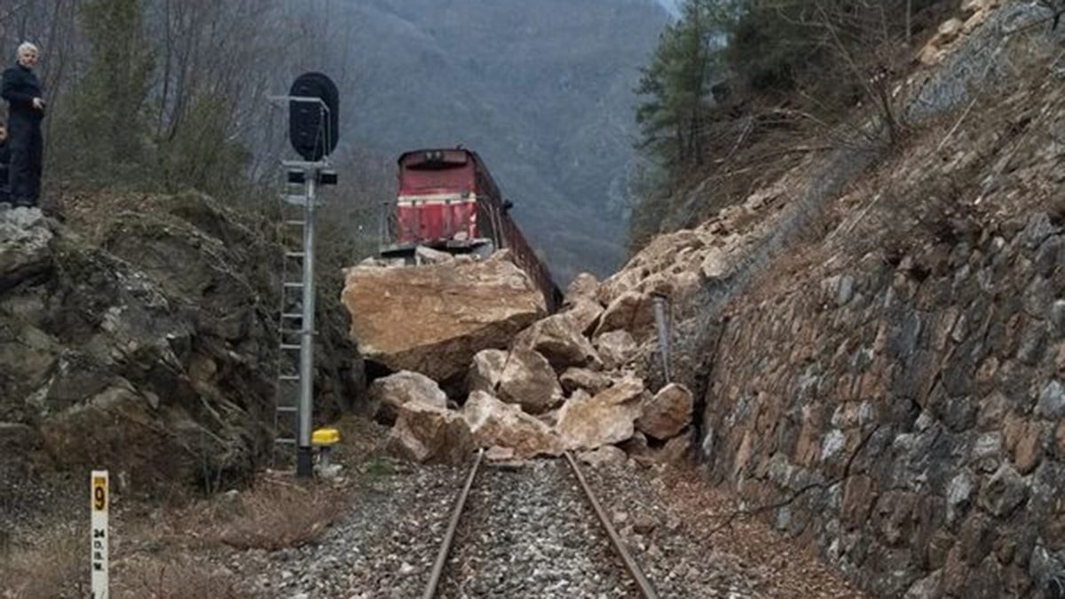 Heyelan sonrası y&uuml;k treni raydan &ccedil;ıktı