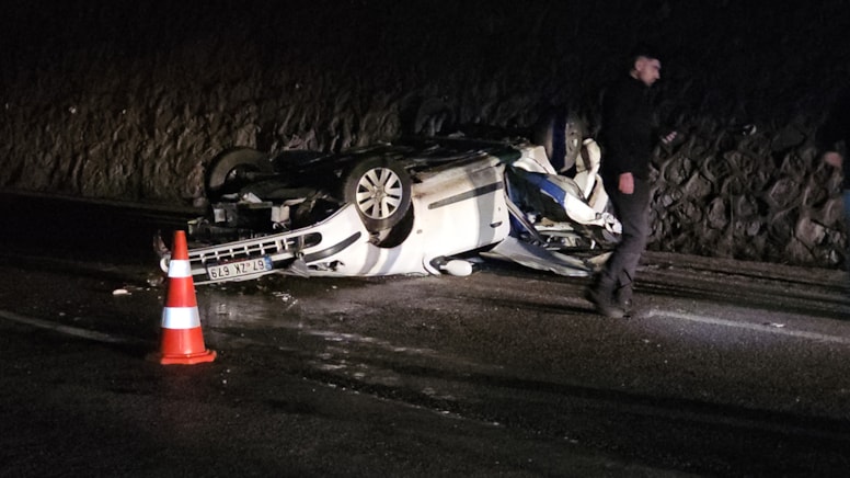 Otomobil 15 metreden anayola düştü: 2 ölü, 1 yaralı