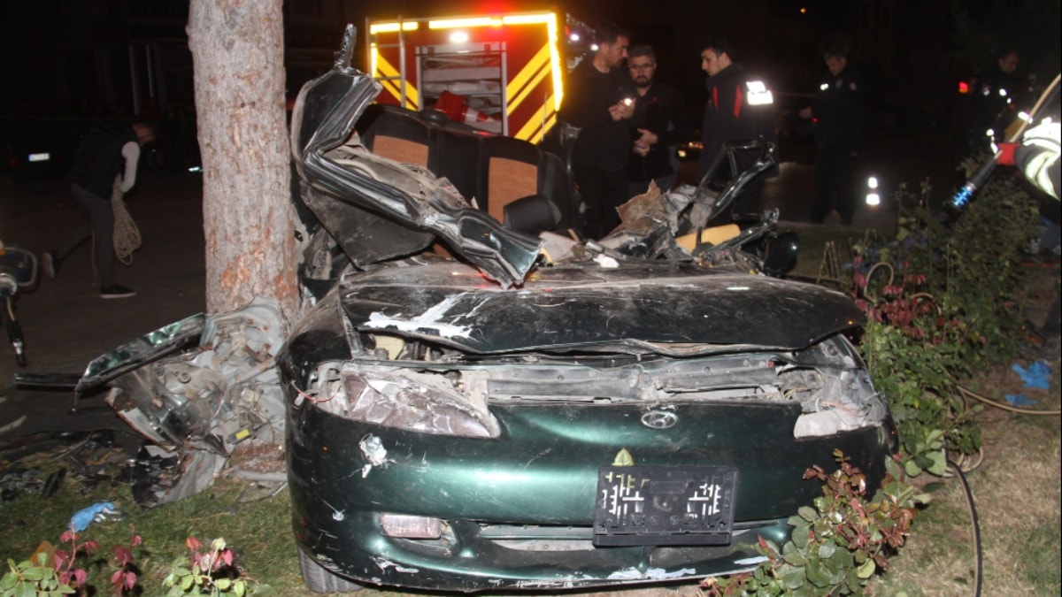 Refüjdeki ağaca çarpan otomobilin sürücüsü öldü