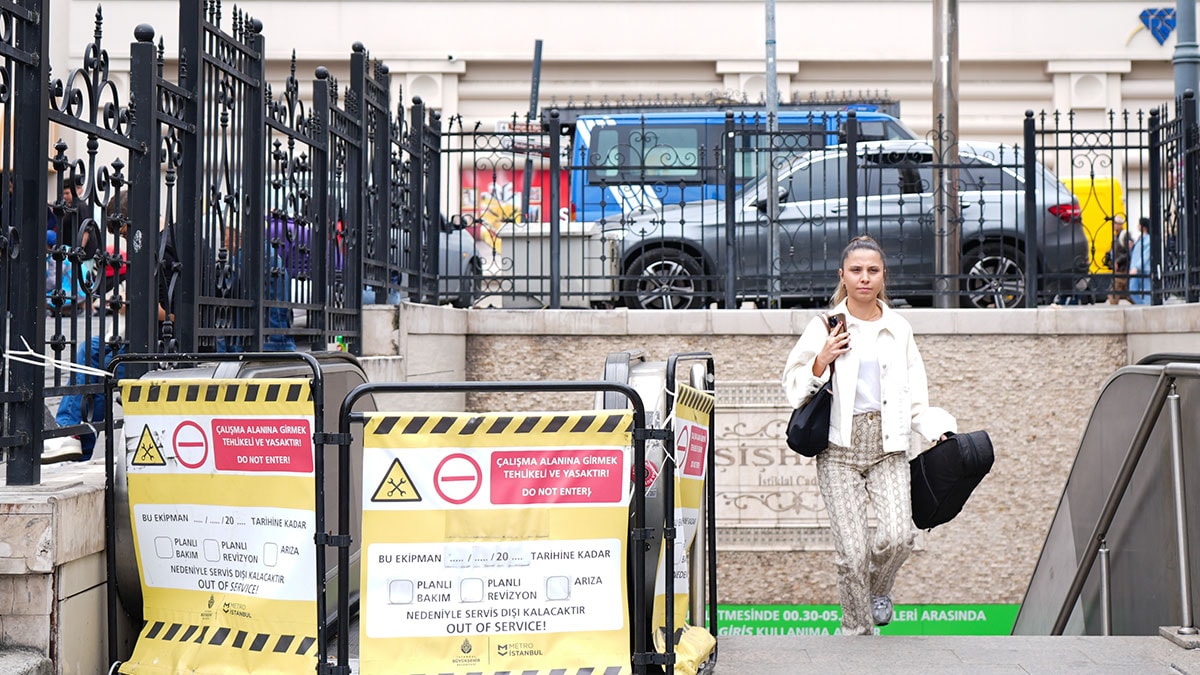 İstanbul'da toplu taşıma kullanan yaya kalıyor, yürüyen merdiven çilesi aşılamıyor