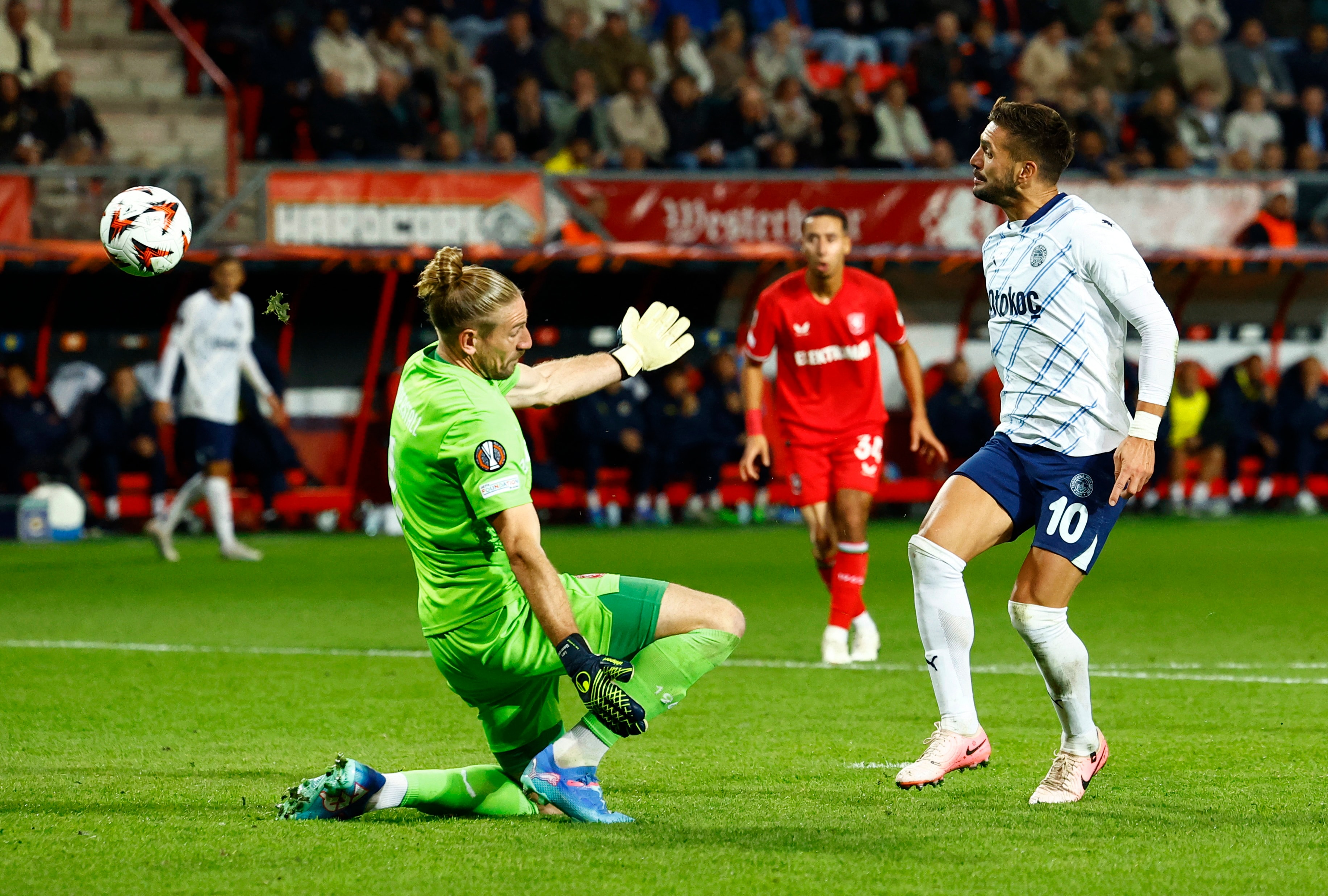 Fenerbahçe Twente deplasmanında puanı Tadic'le kurtardı