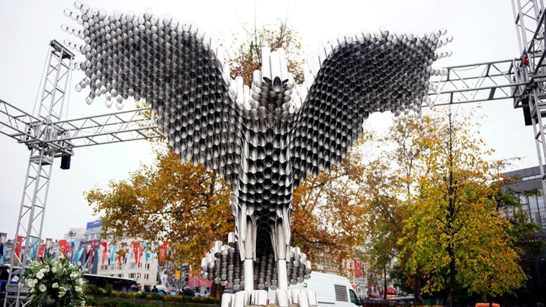 Kartal heykeline servet ödemişler!