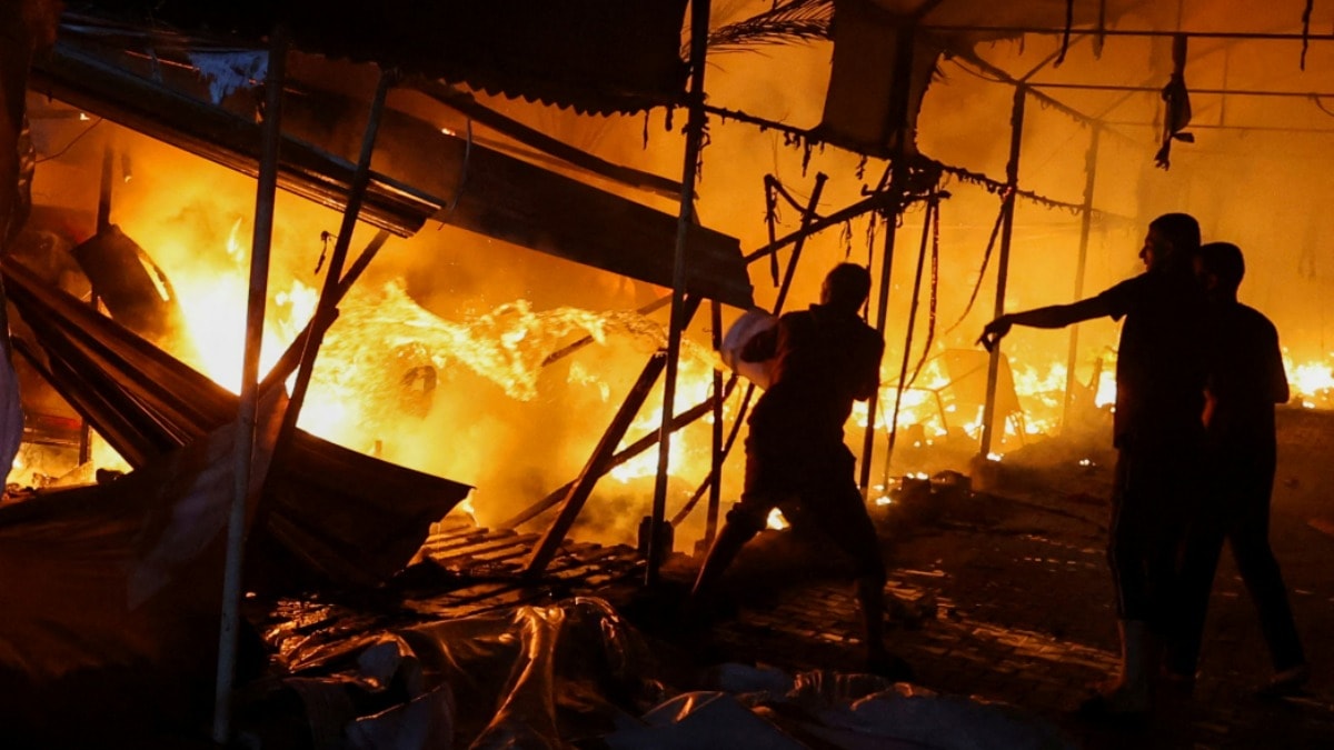 İsrail, hastaneyi vurdu: Siviller diri diri yandı