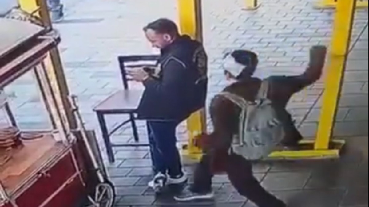 Beyoğlu karıştı: Polisi boynundan bıçakladı