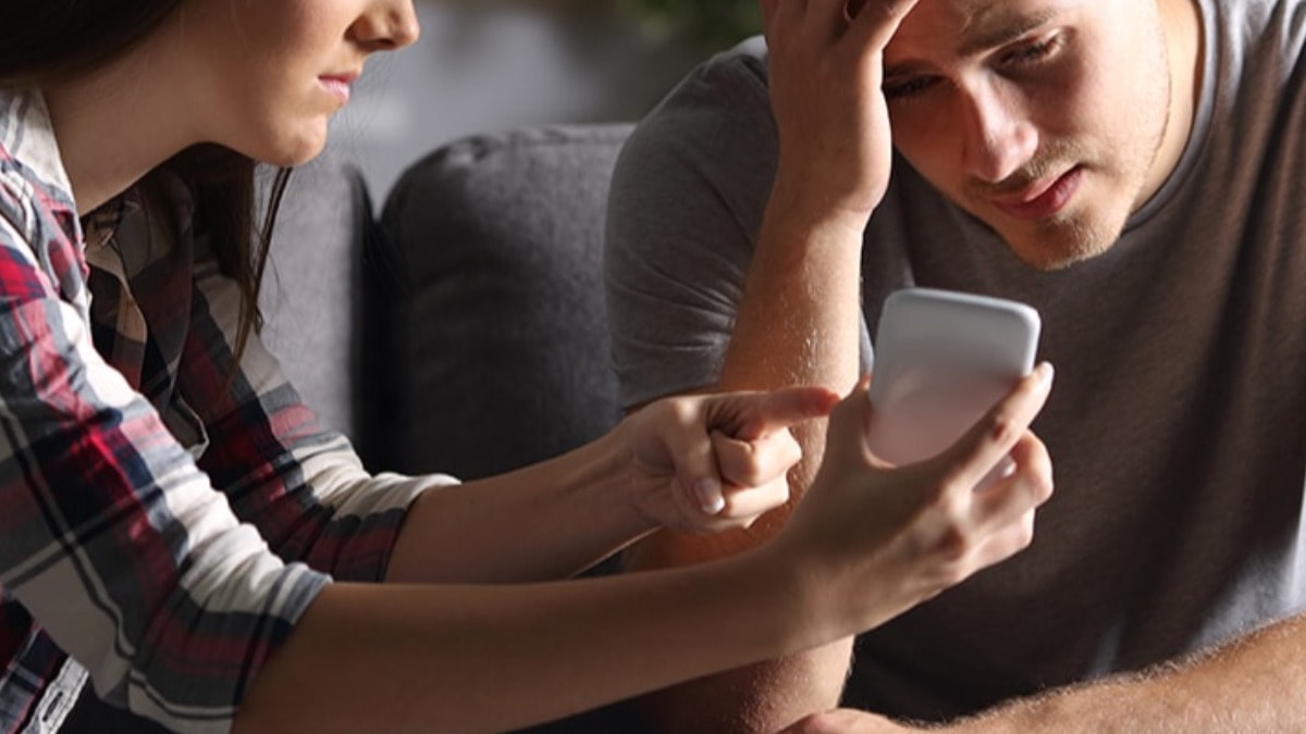 Eşinizin aldattığını mı düşünüyorsunuz? 5 davranış her şeyi ortaya çıkarıyor!