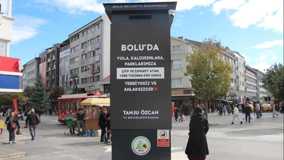 Tanju Özcan'dan çöp atanlara, reklam panolarından mesaj