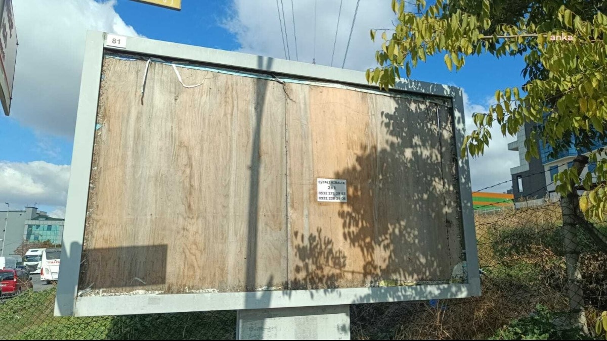 Esenyurt'ta Ahmet Özer fotoğrafları sökülüyor