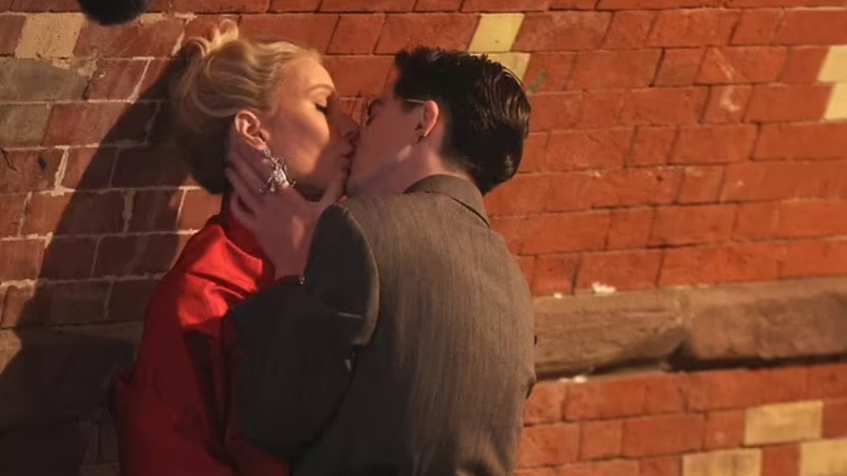 "O öpüşme" neden manşet oldu?