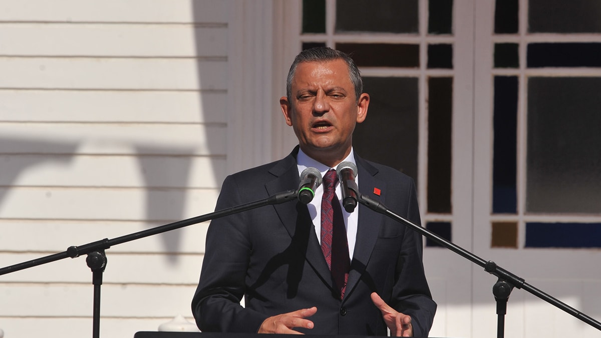 Özel’den tepki: Başka bir müzik ayarlayın