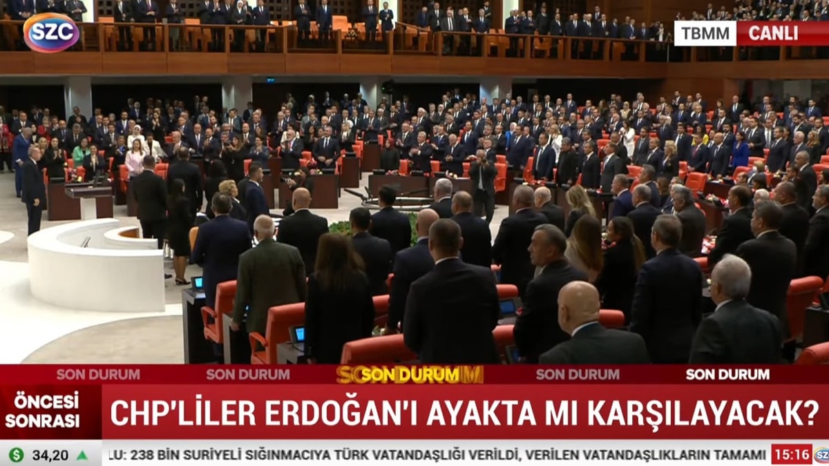 CHP'den beş yıl sonra ilk: Erdoğan'ı bu kez ayakta karşıladılar