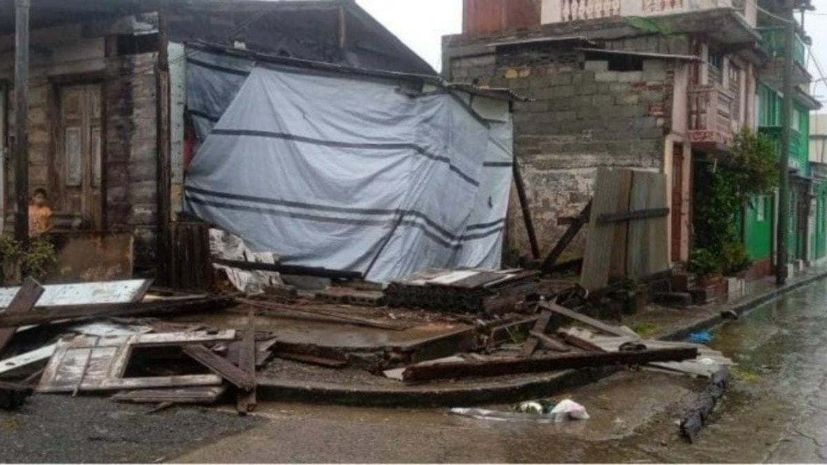 Elektrik şebekesi çöken Küba'da, kasırga can aldı