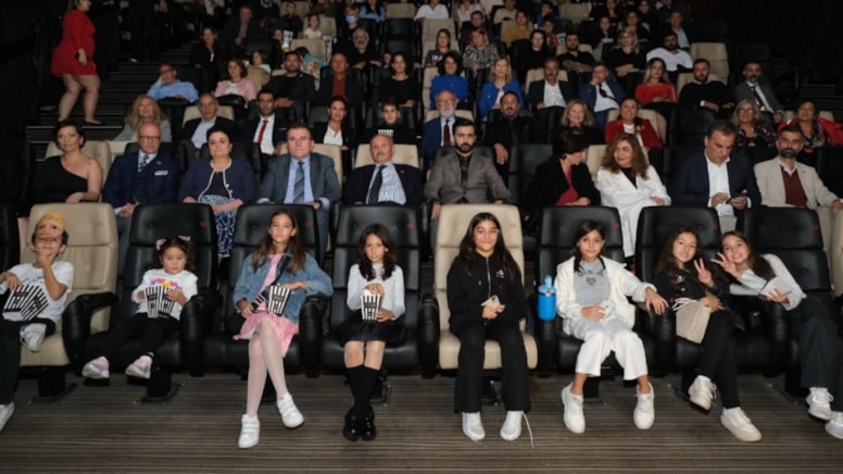 Çocuklar Atatürk'ün çocukluğunu sinemada izledi