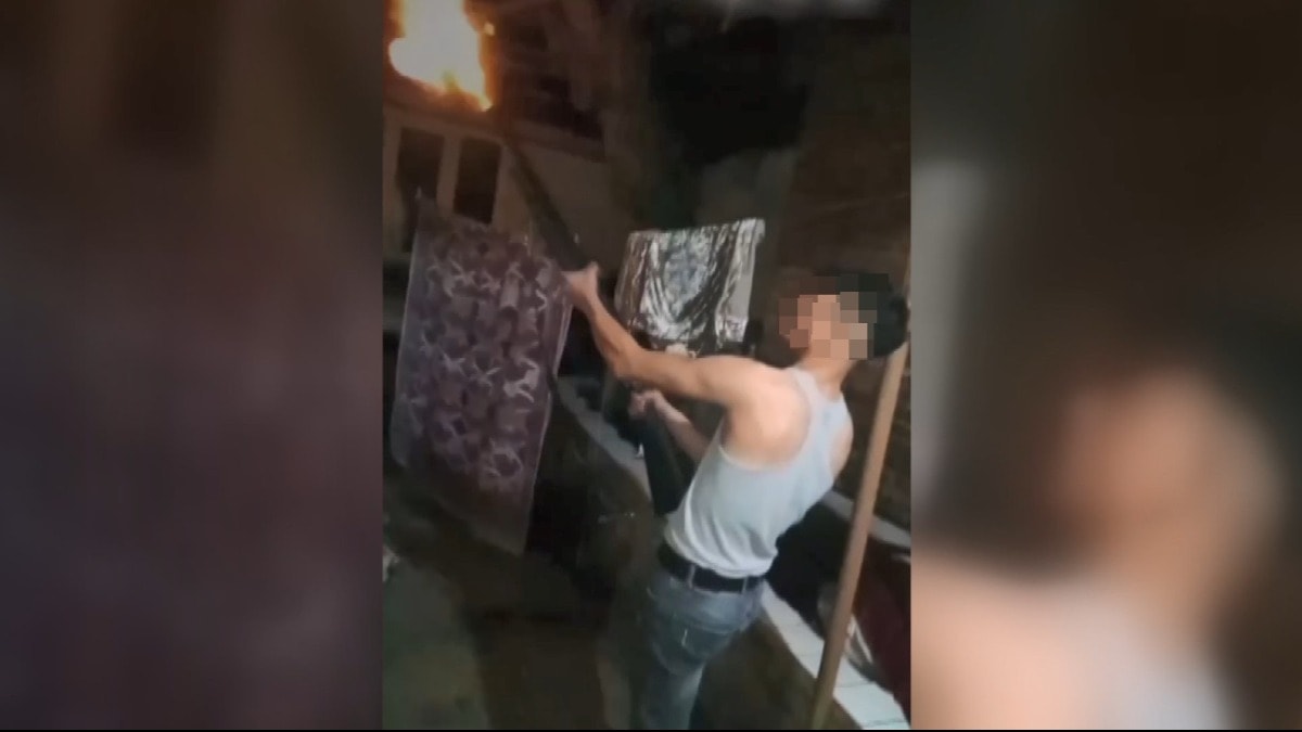 Babasını tüfeğiyle dehşet saçtığı anları sosyal medyada paylaştı