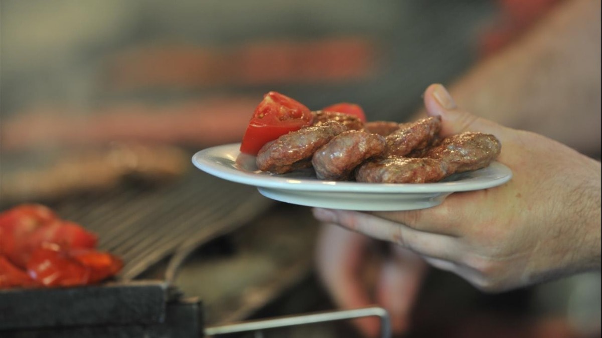 Sosyal medya yıkılıyor:  Kıymasında domuz eti çıkan ünlü köfteci zinciri kim?