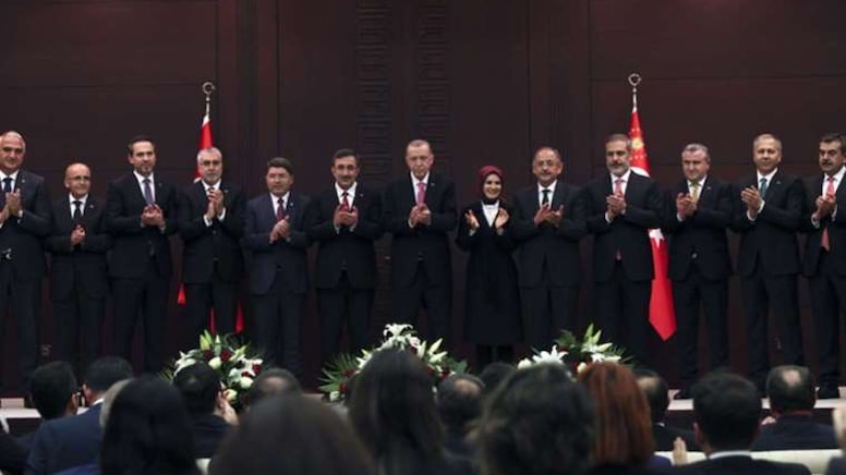Kulis: En az 4 bakan gidici, AKP'de vitrin savaşı