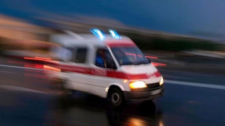Ambulansla otomobil çarpıştı 3 kişi yaralandı