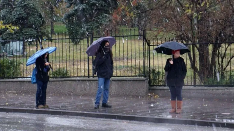 Ankara'ya mevsimin ilk karı düştü valilikten uyarı geldi