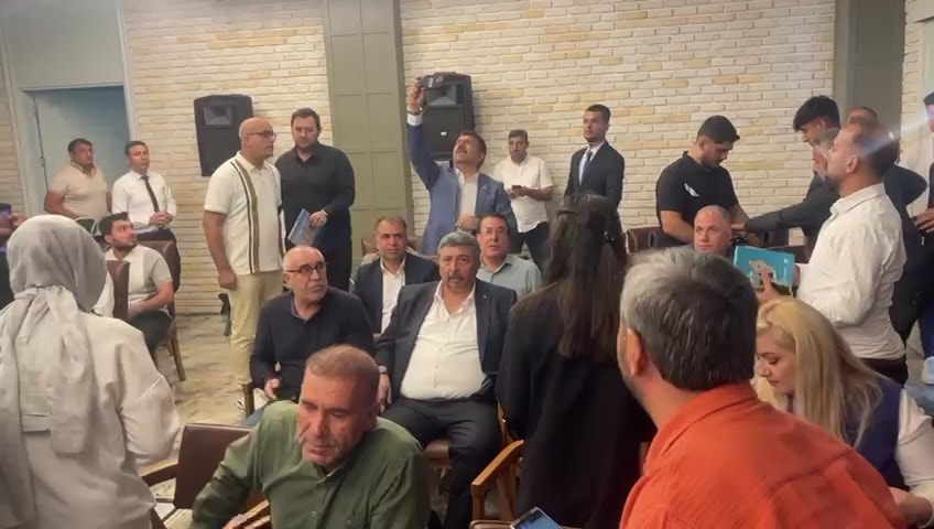 Belediye başkanı depreme basın toplantısında yakalandı