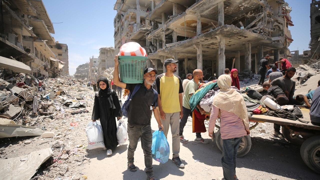 İşgalci İsrail, Gazze'de mülteci kampını ateşe verdi