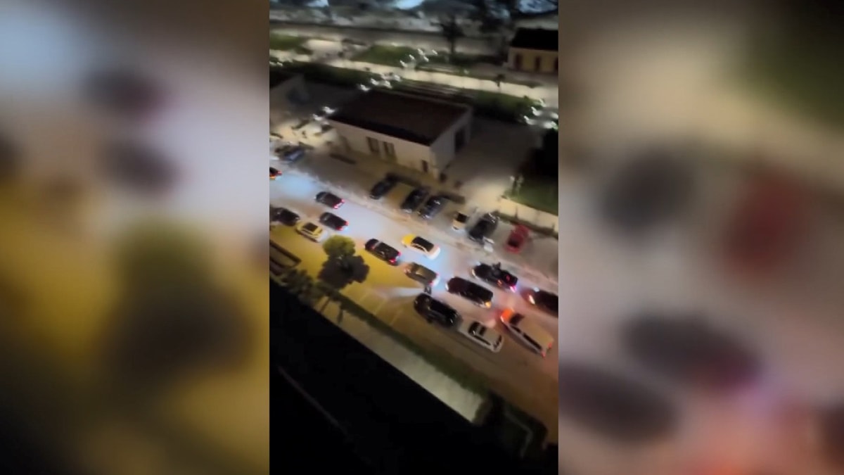 Çakarlı ve sirenli düğün konvoyu ile yolu trafiğe kapattılar