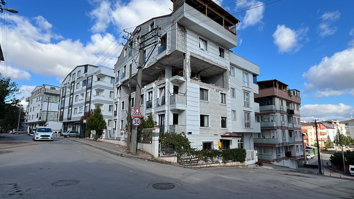 Doğalgaz patlaması yaşanan bina mühürlendi, 59 kişi tahliye edildi