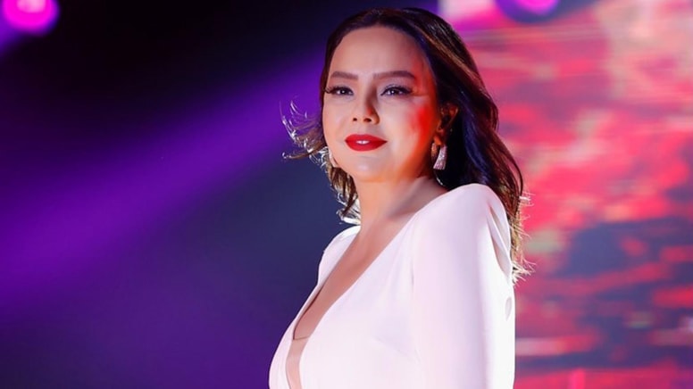 Ebru Gündeş'in yüzü olay oldu