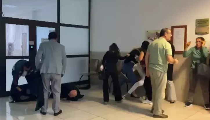 Adliyede tekmeli yumruklu kavga